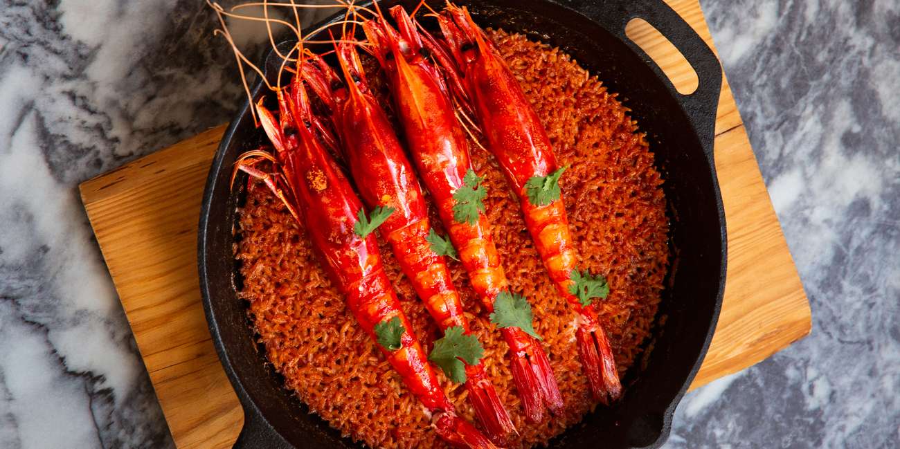 Em Porto Covo, vale a paragem no Alma Nómada para este arroz de carabineiro em forno de lenha