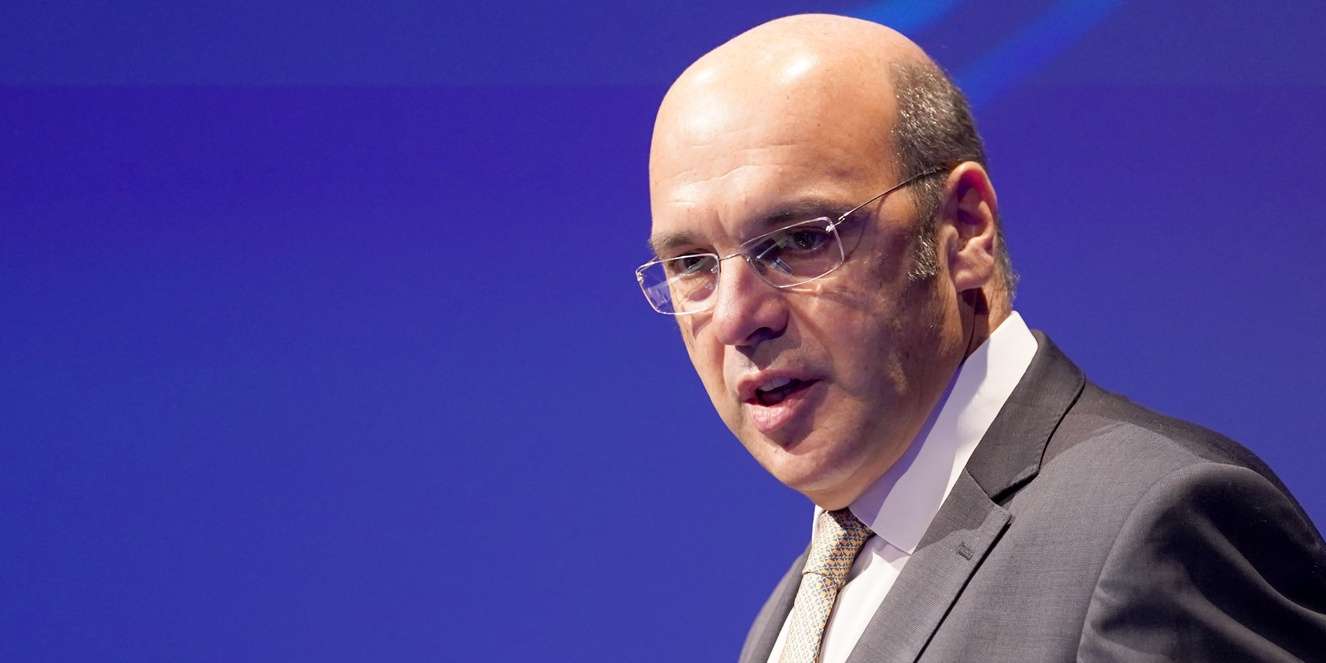 O ministro de Estado, da Economia e da Transição Digital, Pedro Siza Vieira, discursa na sessão de apresentação de tecnologias desenvolvidas em Portugal,Braga, 9 de novembro de 2021. A Bosch e a Universidade Minho apresentaram tecnologias inovadoras para a mobilidade do futuro e digitalização da indústria. HUGO DELGADO/LUSA