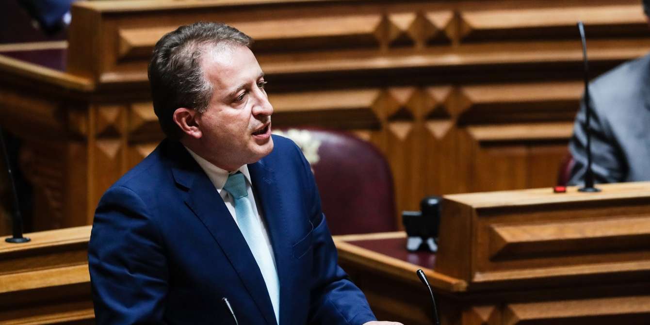 O deputado do Partido Social Democrata Eduardo Teixeira (E) intervém durante a apresentação e discussão do Relatório sobre a aplicação da Declaração do Estado de Emergência no período de 2 a 16 de março de 2021, na Assembleia da República, em Lisboa, 14 de abril de 2021. TIAGO PETINGA/LUSA