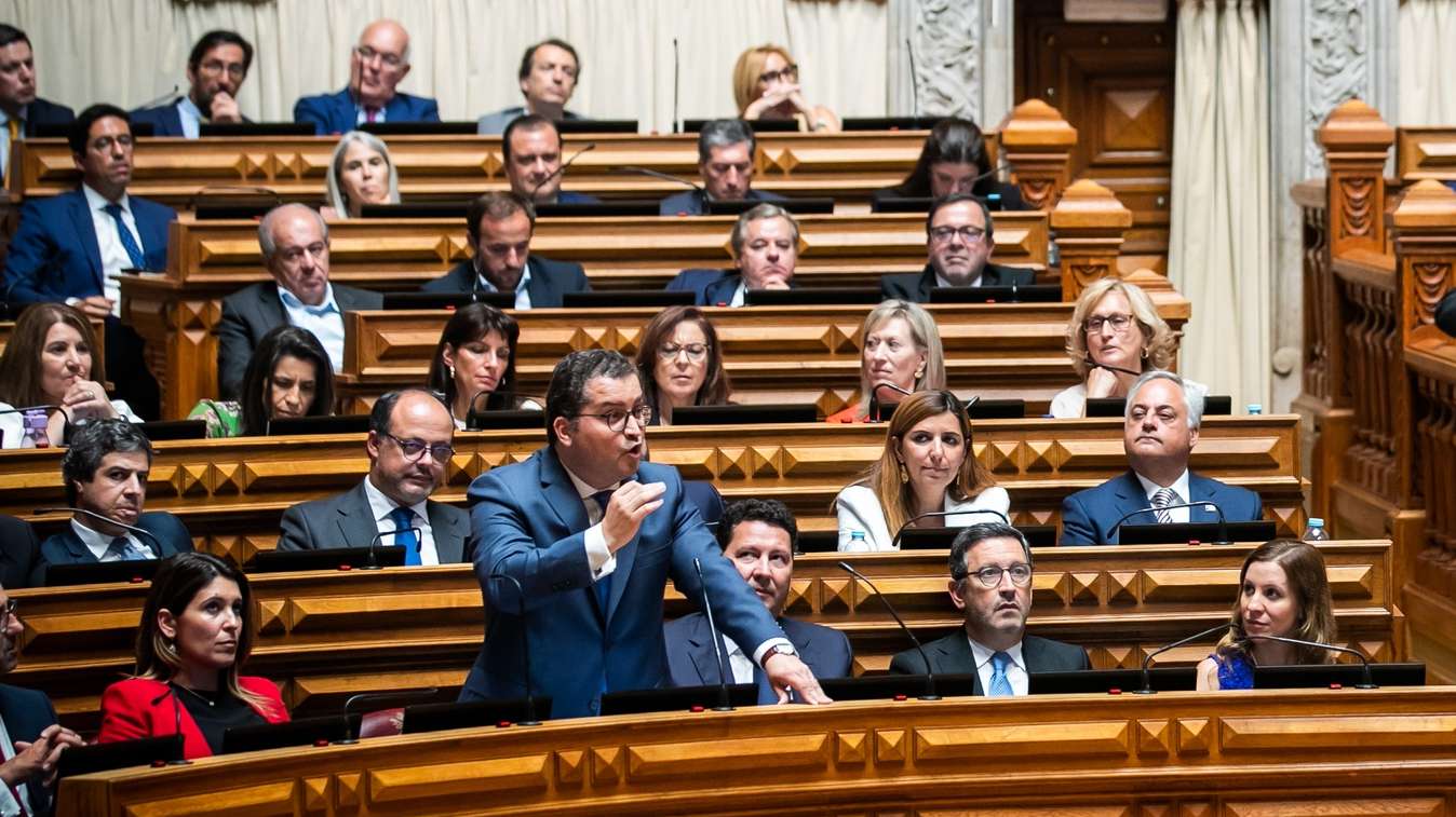 O líder parlamentar do Partido Social Democrata (PSD), Joaquim Miranda Sarmento, usa da palavra durante o debate sobre o Estado da Nação, na Assembleia da República, em Lisboa, 20 de julho de 2022. JOSE SENA GOULÃO/LUSA