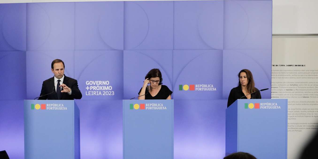 O ministro das Finanças, Fernando Medina (E), a ministra da Presidência, Mariana Vieira da Silva (C), e a ministra da Habitação, Marina Gonçalves (D), participam na conferência de imprensa no final da reunião do Conselho de Ministros realizada no Museu de Leiria, em Leiria, 21 de setembro de 2023. PAULO CUNHA/LUSA