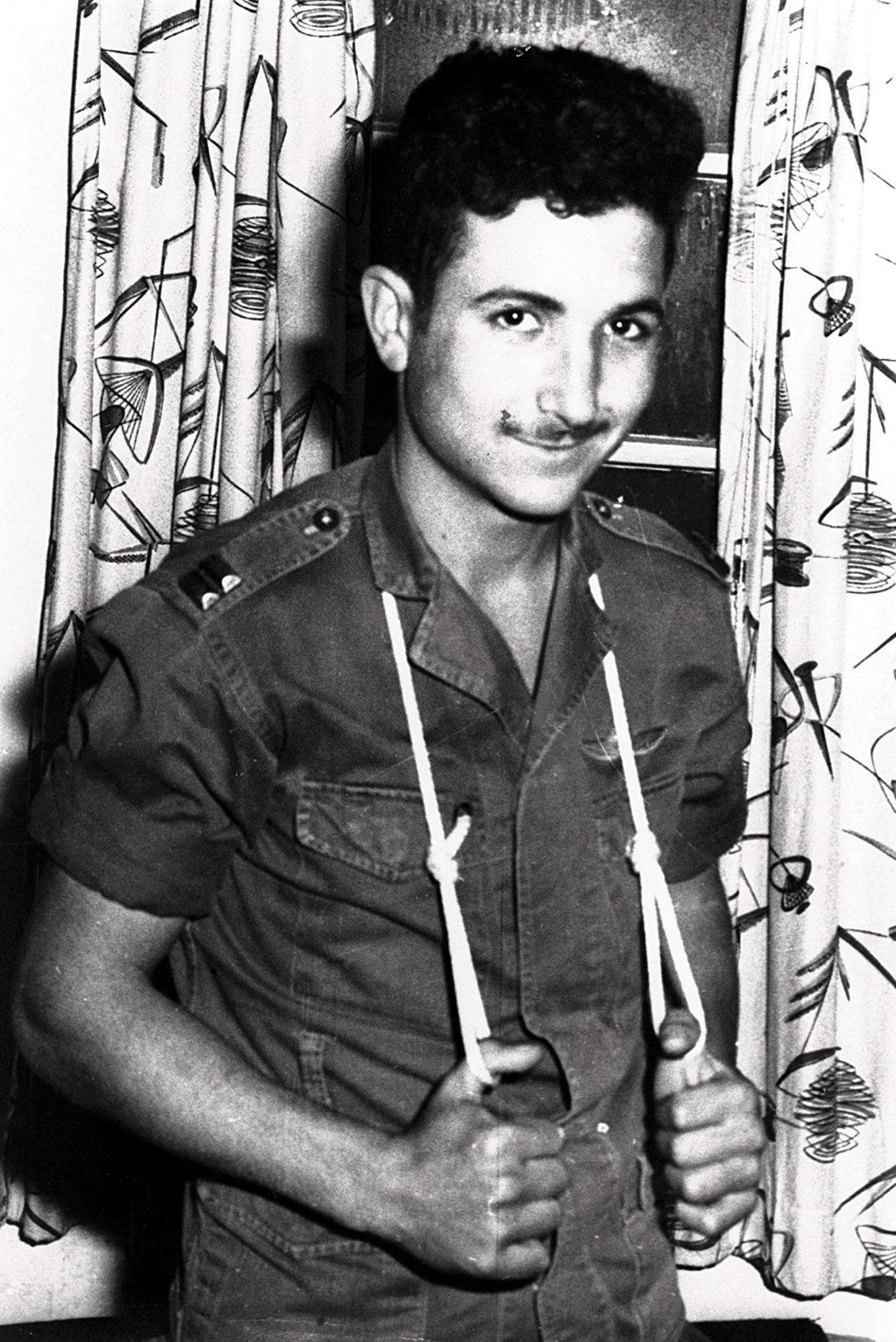 Barak em jovem fardado