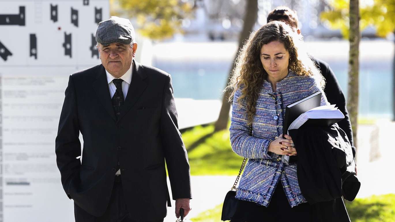 O advogado do antigo ministro da Ecónomia no governo de José Sócrates, Manuel Pinho (ausente na foto) Ricardo Sá Fernandes (E),  à sua chegada para o debate  instrutório do caso EDP, no Campus da Justiça,  em Lisboa, 28 de março  de 2023. ANTÓNIO COTRIM/LUSA