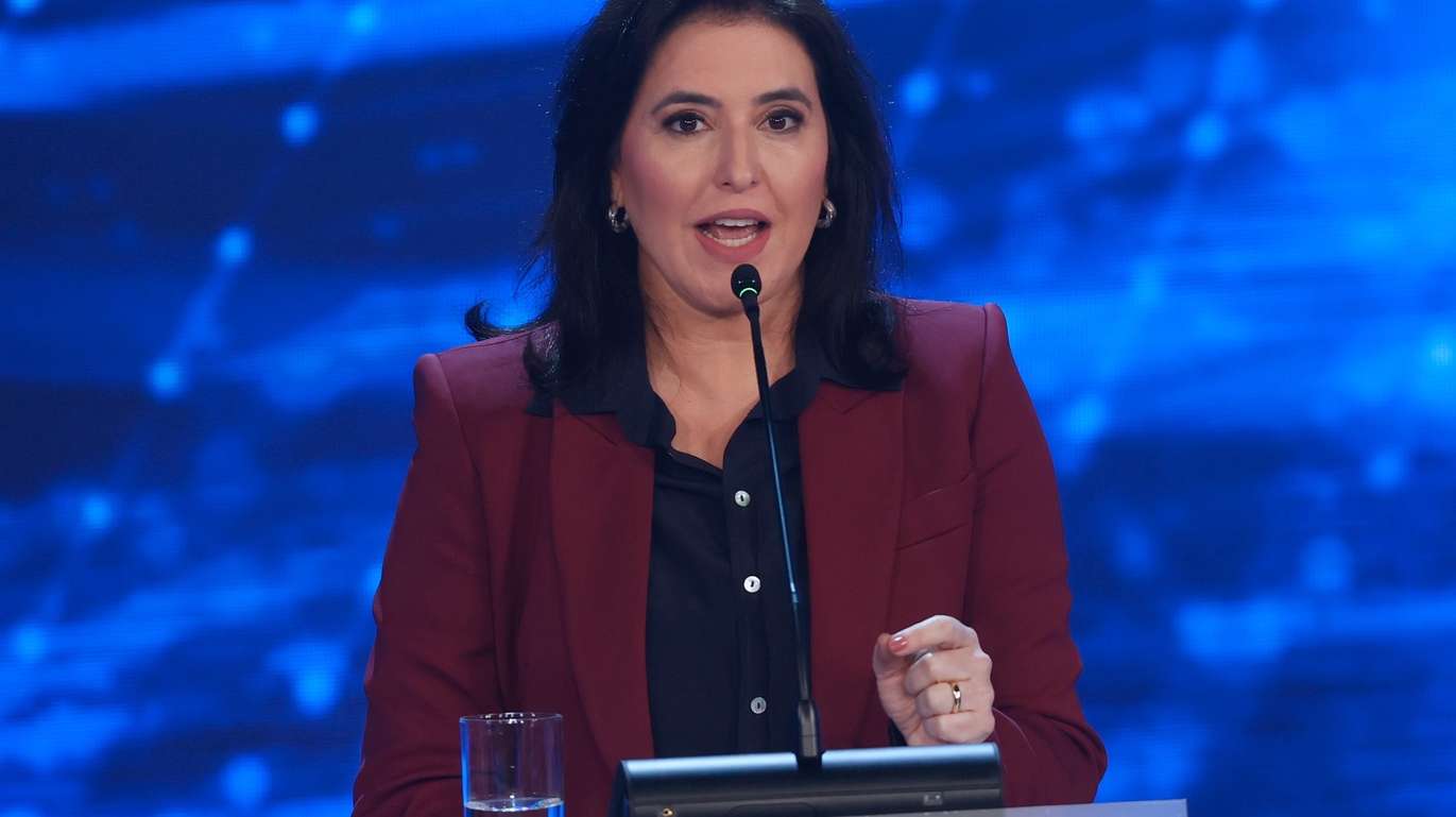 epa10144611 The candidate for the presidency of Brazil, Simone Tebet, participates in a debate at the television headquarters of Bandeirantes in Sao Paulo, Brazil, 28 August 2022. The Brazilian president, Jair Bolsonaro, attended the first debate ahead of the elections on 02 October, after having kept his participation unknown until the last minute.  EPA/Fernando Bizerra