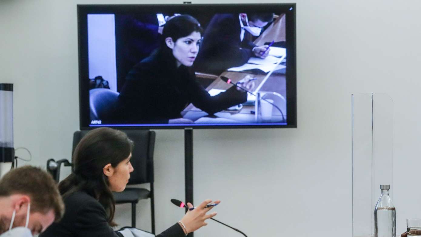 A deputada do Bloco de Esquerda (BE) Mariana Mortágua (2-E) interpela a antiga ministra das Finanças, Maria Luís Albuquerque (D), na Comissão Eventual de Inquérito Parlamentar às perdas registadas pelo Novo Banco e imputadas ao Fundo de Resolução, na Assembleia da República, em Lisboa, 01 de abril de 2021. TIAGO PETINGA/LUSA