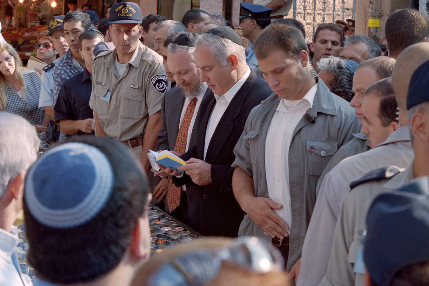 Netanyahu a rezar pelas vítimas do atentado