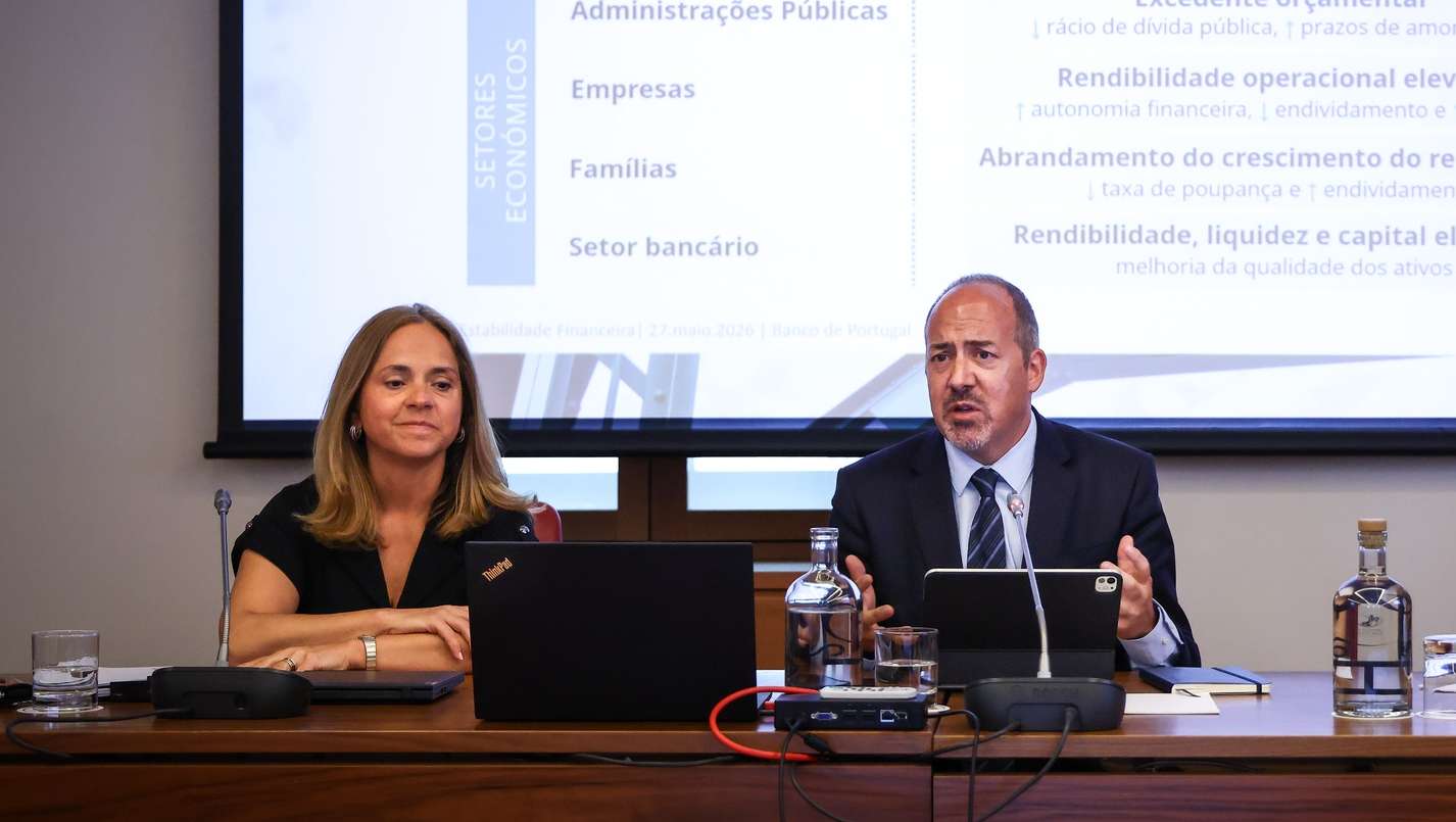 O governador do Banco de Portugal, Álvaro Santos Pereira (C), ladeado pela da vice-governadora, Clara Raposo (E) durante uma conferência de imprensa de apresentação do Relatório de Estabilidade Financeira de maio de 2026, em Lisboa, 27 de maio de 2026. RODRIGO ANTUNES/LUSA
