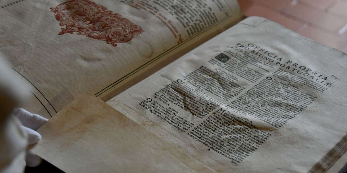 Momento do processo contínuo de restauro e preservação de um breviário romano de 1697, que faz parte da coleção da Joanina