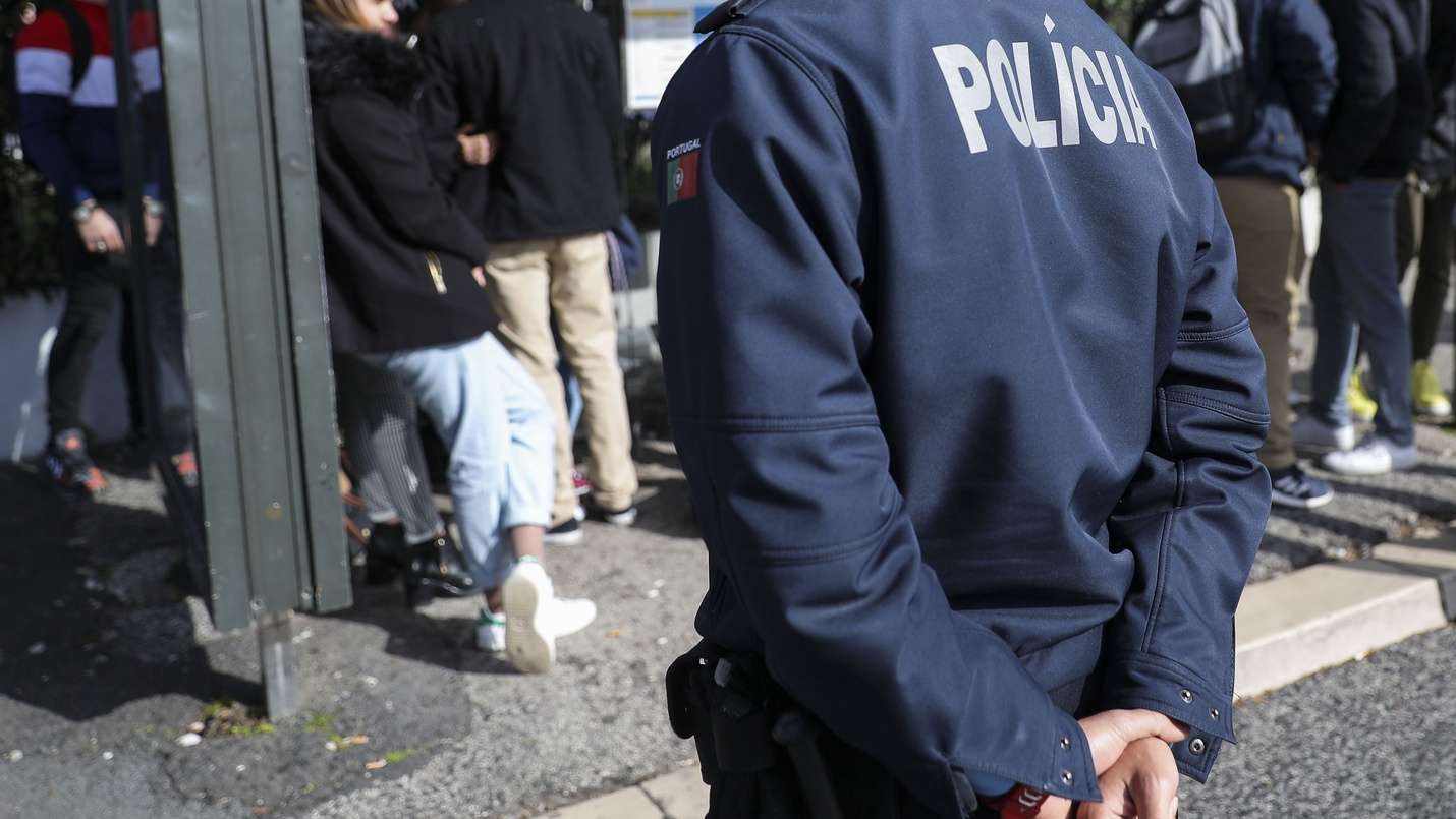 Agente da PSP/Escola Segura numa ação de fiscalização a alunos junto à Escola Secundária do Restelo. Lisboa, 22 de janeiro de 2020. (ACOMPANHA TEXTO DE 30 DE JANEIRO DE 2020) MIGUEL A. LOPES/LUSA