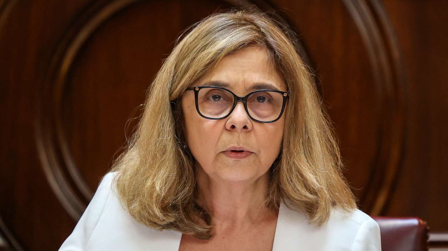A ministra da Saúde, Ana Paula Martins (E), ladeada pela presidente da Comissão da Saúde, Ana Abrunhosa (D), intervém na sua audição perante a Comissão na Assembleia da República, em Lisboa, 12 de junho de 2024. MANUEL DE ALMEIDA/LUSA