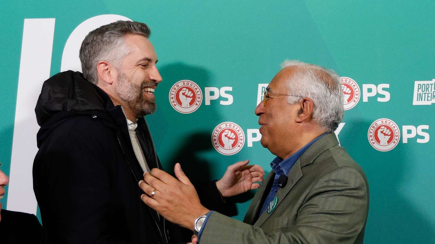 O secretário-geral do Partido Socialista (PS), Pedro Nuno Santos (C), cumprimenta o primeiro-ministro, António Costa (D), à chegada para um almoço/comício, no âmbito da campanha para as eleições legislativas de 10 de março, em Lisboa, 08 de março de 2024. Mais de 10,8 milhões de portugueses são chamados a votar no domingo para eleger 230 deputados à Assembleia da República. A estas eleições concorrem 18 forças políticas, (15 partidos e três coligações). ANTÓNIO PEDRO SANTOS/LUSA
