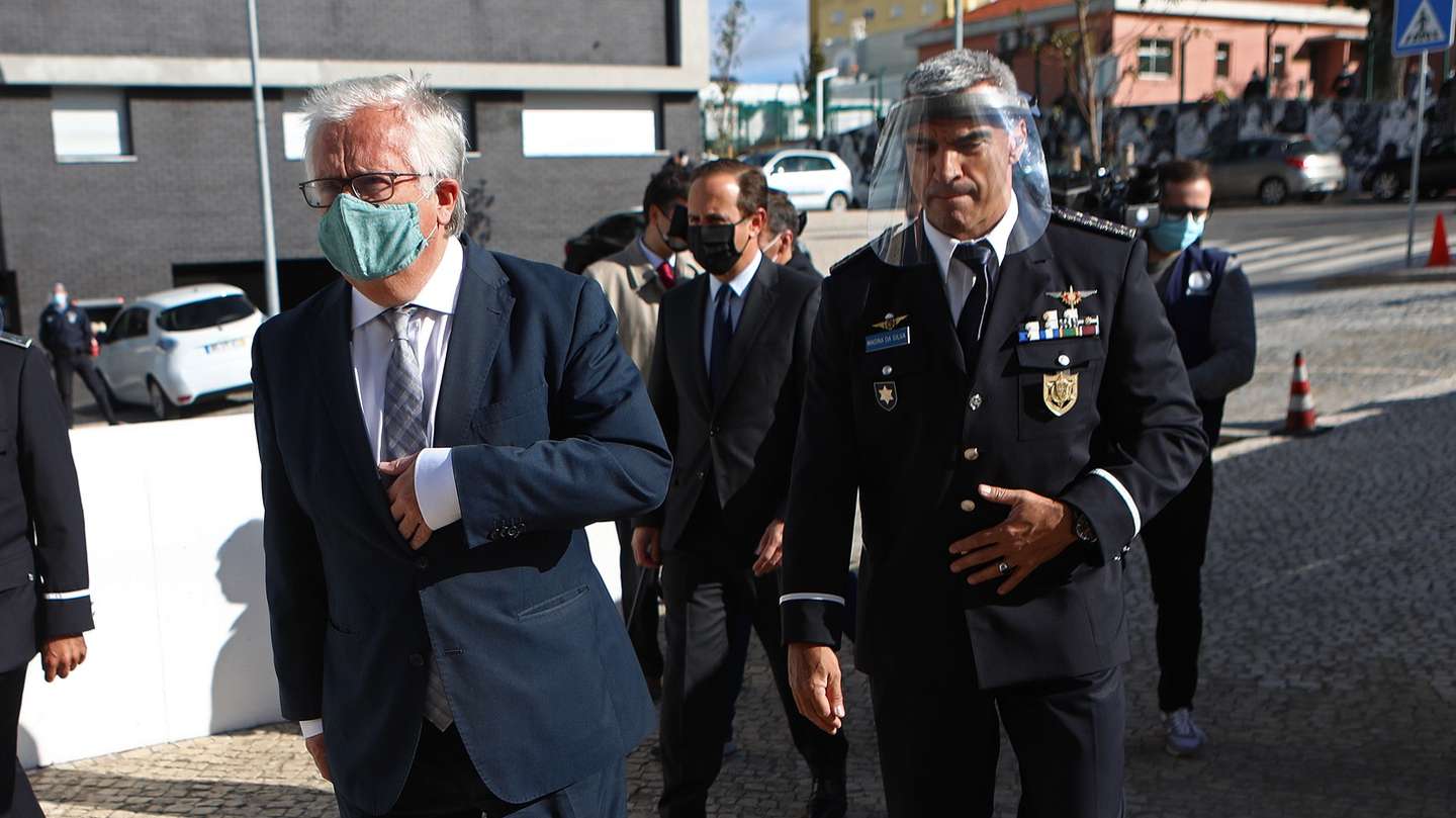 O ministro da Administração Interna, Eduardo Cabrita (2-E), acompanhado pelo diretor nacional da PSP, Magina da Silva (D), à chegada para a cerimónia de inauguração da Esquadra da Alta de Lisboa (41.ª Esquadra) da Polícia de Segurança Pública (PSP), em Lisboa, 27 de outubro de 2020. A nova Esquadra da Alta de Lisboa representou um investimento de 1,85 milhões de euros por parte da Câmara Municipal de Lisboa, com um contrato de arrendamento entre o município e a PSP, substituindo as atuais instalações da PSP junto ao Bairro da Cruz Vermelha, melhorando substancialmente a capacidade e as condições de trabalho, bem como a operacionalidade da PSP na cidade de Lisboa. ANTÓNIO PEDRO SANTOS/LUSA