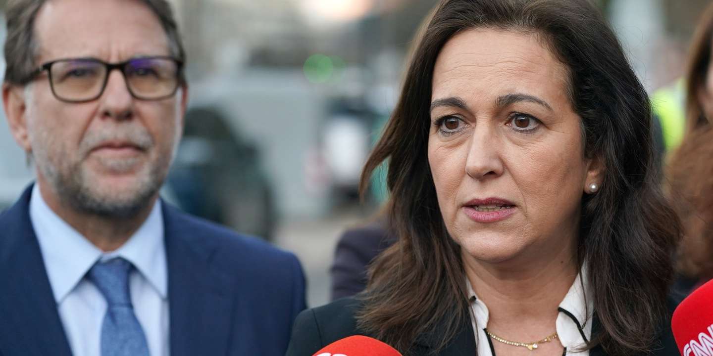 A ministra da Justiça, Rita Alarcão Júdice (C), fala à comunicação social durante a visita às futuras instalações do departamento de Investigação Criminal (DIC) da Polícia Judiciária de Braga, acompanhada pela secretária de Estado da Justiça, Maria José Barros (D), e pelo diretor da Policia Judiciária, Luis Neves (E),  Braga, 10 de fevereiro 2025. HUGO DELGADO/LUSA