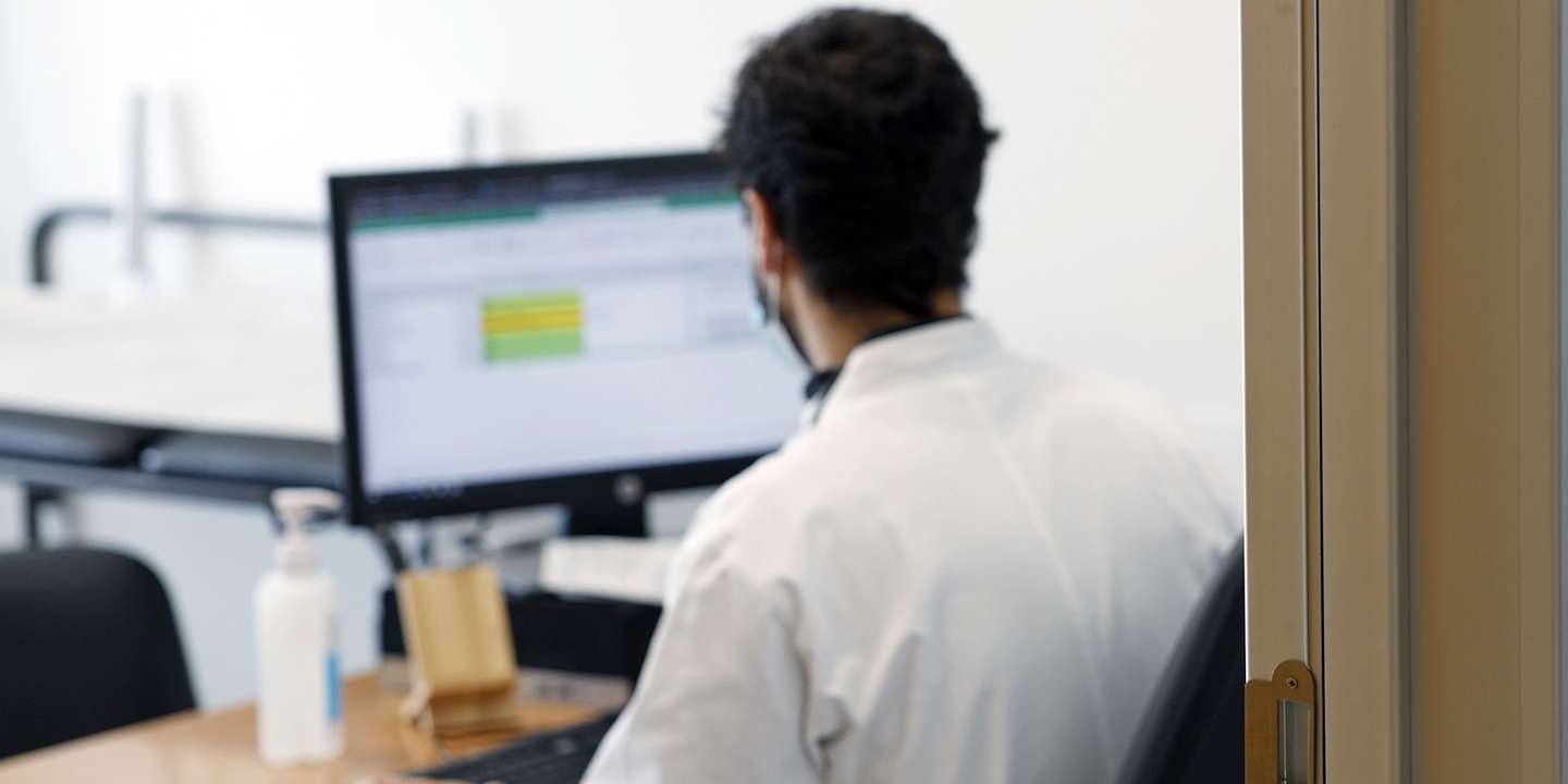 Reportagem sobre a medida Via Verde, que permite aos utentes sem médico de família marcar de véspera, pelo telefone, uma consulta e serem atendidos por elementos de uma equipa composta por médicos, enfermeiros e assistentes, no Centro de Saúde de Corroios, em Almada, 26 de janeiro de 2023. (ACOMPANHA TEXTO DO DIA 06 FEVEREIRO 2023)  ANTÓNIO PEDRO SANTOS/LUSA