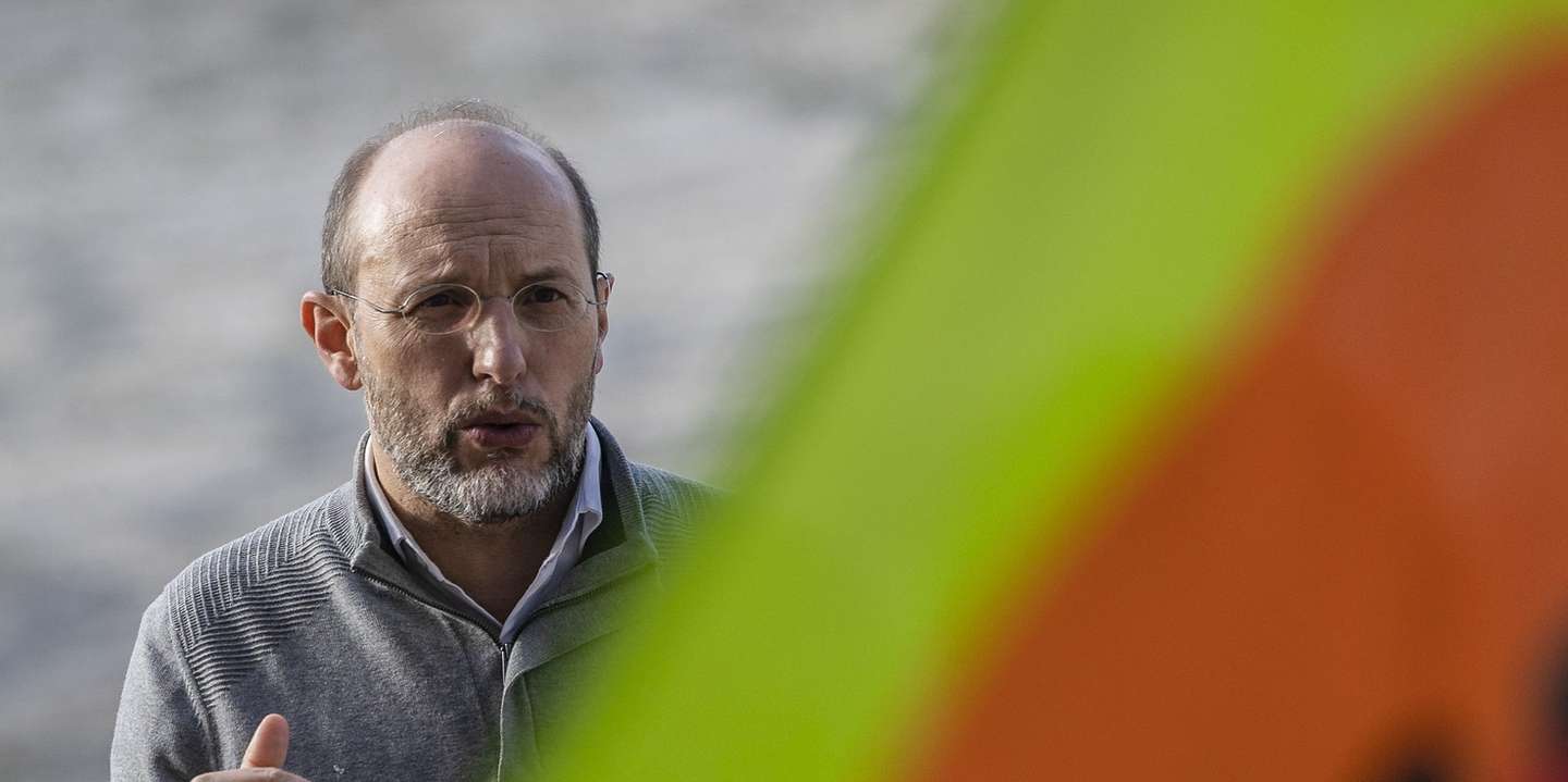 O porta-voz do Livre, Rui Tavares, intervém durante a apresentação da candidatura de Joana Filipe e Filipe Honório (ausentes da fotografia) pelo partido por Aveiro, em Aveiro, 18 de fevereiro de 2024. JOSÉ COELHO/LUSA