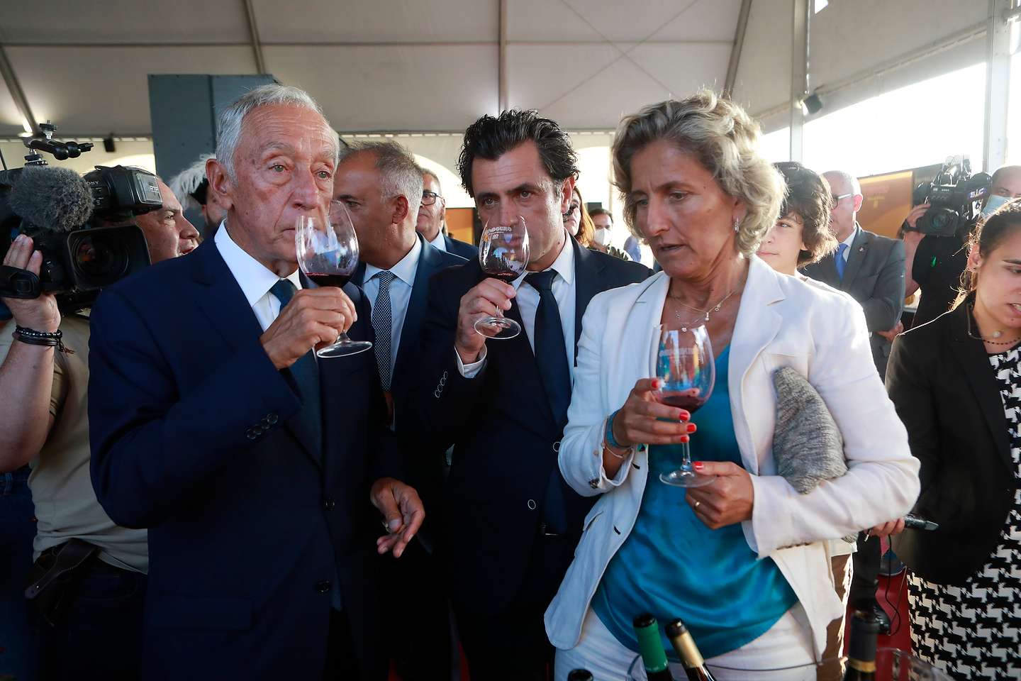 O Presidente da República, Marcelo Rebelo de Sousa, acompanhado por Ana Abrunhosa, ministra da Coesão Territorial, e por Manuel Cordeiro (C), presidente da Câmara Municipal de S. João da Pesqueira, durante a visita à 20ª Vindouro – Festa Pombalina / Wine and History em S João da Pesqueira, 2 de setembro de 2022. MIGUEL PEREIRA DA SILVA/LUSA