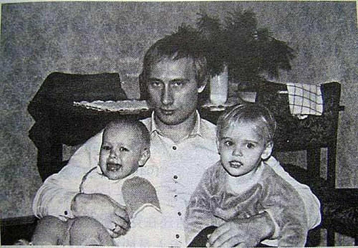Vladimir Putin quando jovem com as filhas