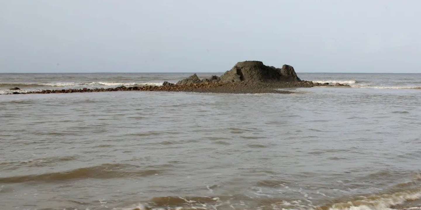 A nova ilha de lodo ao largo de Trinidad e Tobago, a 11 km da costa venezuelana