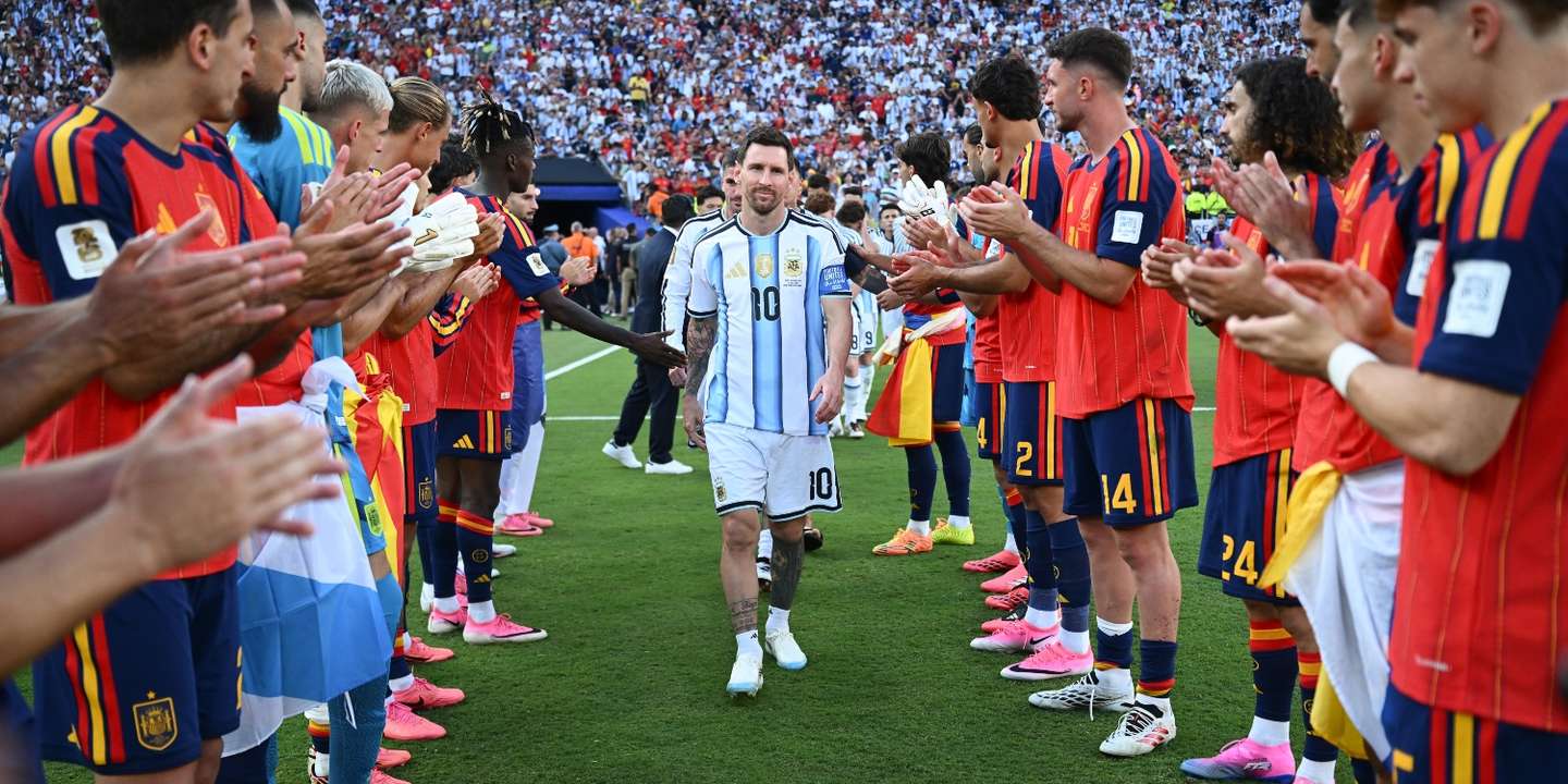 Lionel Messi liderou Argentina com a guarda de honra da Espanha a caminho do palco para receber as medalhas de finalistas vencidos do Mundial