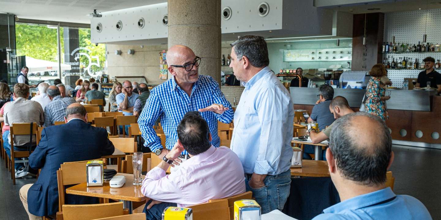 Nuno Lobo esteve com elementos da lista no histórico café Velasquez, onde aproveitou para receber os parabéns e falar com alguns associados