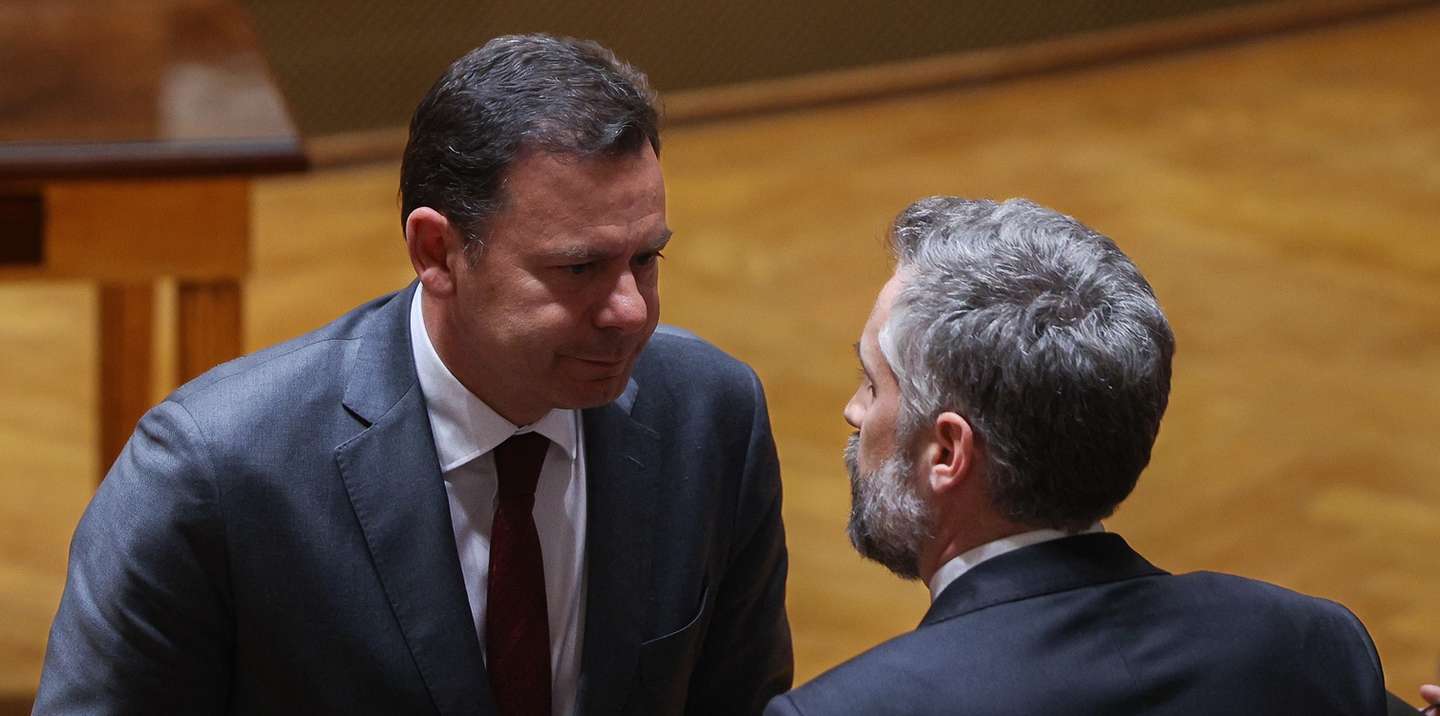O primeiro-ministro indigitado, Luis Montenegro (E), conversa com o deputado do Partido Socialista (PS), Pedro Nuno Santos, no final da eleição para o presidente da Assembleia da República, que sucederá a Augusto Santos Silva, que falhou a eleição pelo círculo Fora da Europa nas últimas legislativas, na Assembleia da República em Lisboa, 26 de março de 2024. TIAGO PETINGA/LUSA