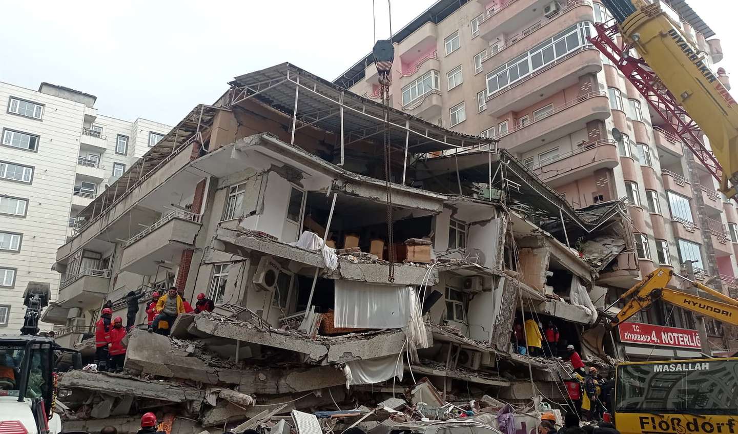 epa10450392 Emergency personnel search for victims at the site of a collapsed building after a powerful earthquake in Diyarbakir, southeast of Turkey, 06 February 2023. According to the US Geological Service, an earthquake with a preliminary magnitude of 7.8 struck southern Turkey close to the Syrian border. The earthquake caused buildings to collapse and sent shockwaves over northwest Syria, Cyprus, and Lebanon. 284 people were confirmed dead and more than 2,000 have been injured in Turkey, Turkish vice president said.  EPA/DENIZ TEKIN