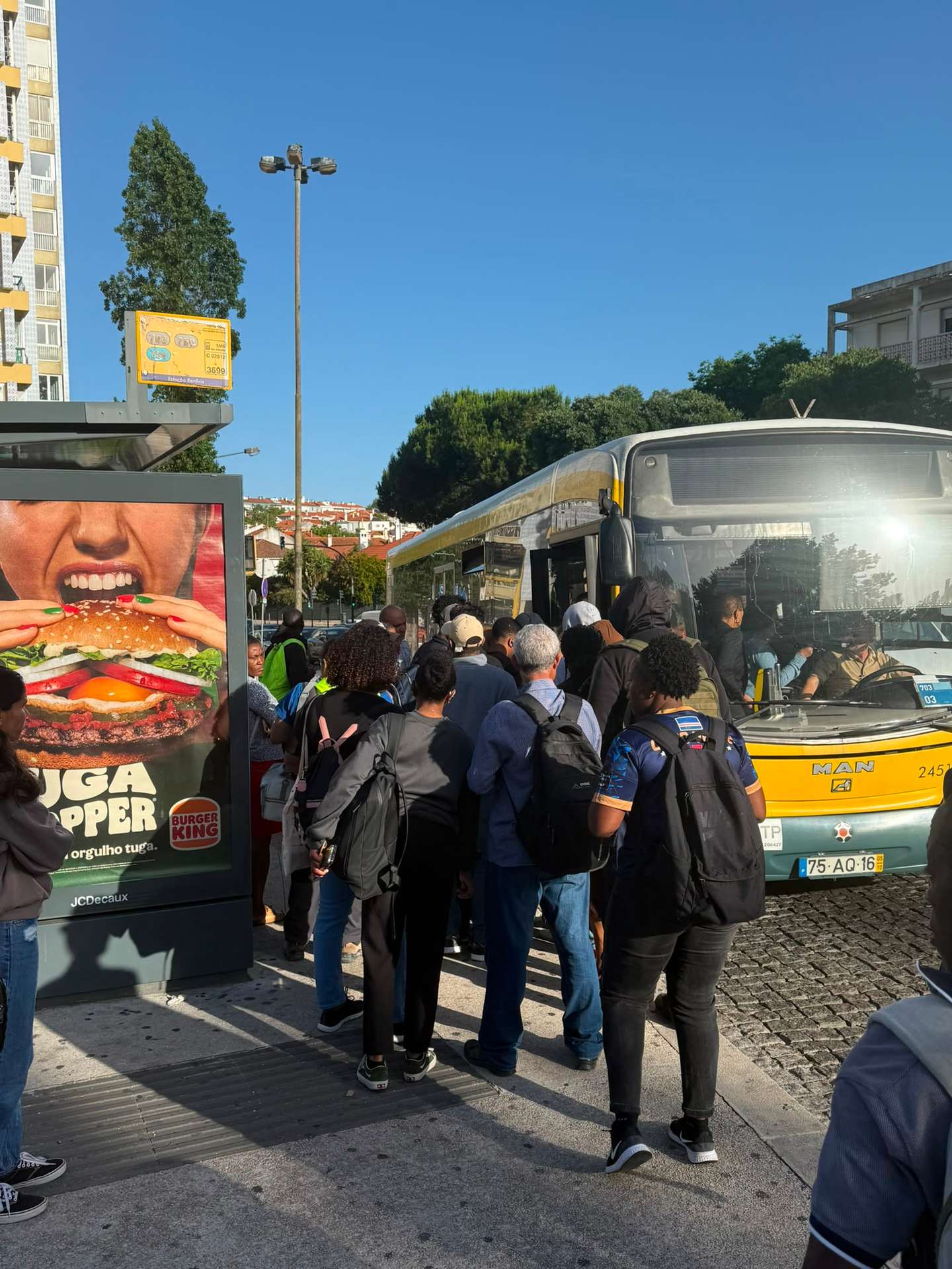 Greve Geral. Na estação de comboios de Benfica, eram poucas as pessos junto à linha dos comboios esta manhã, muitas pessoas trocaram o comboio pelos autocarros, havendo paragens com filas de passageiros à espera