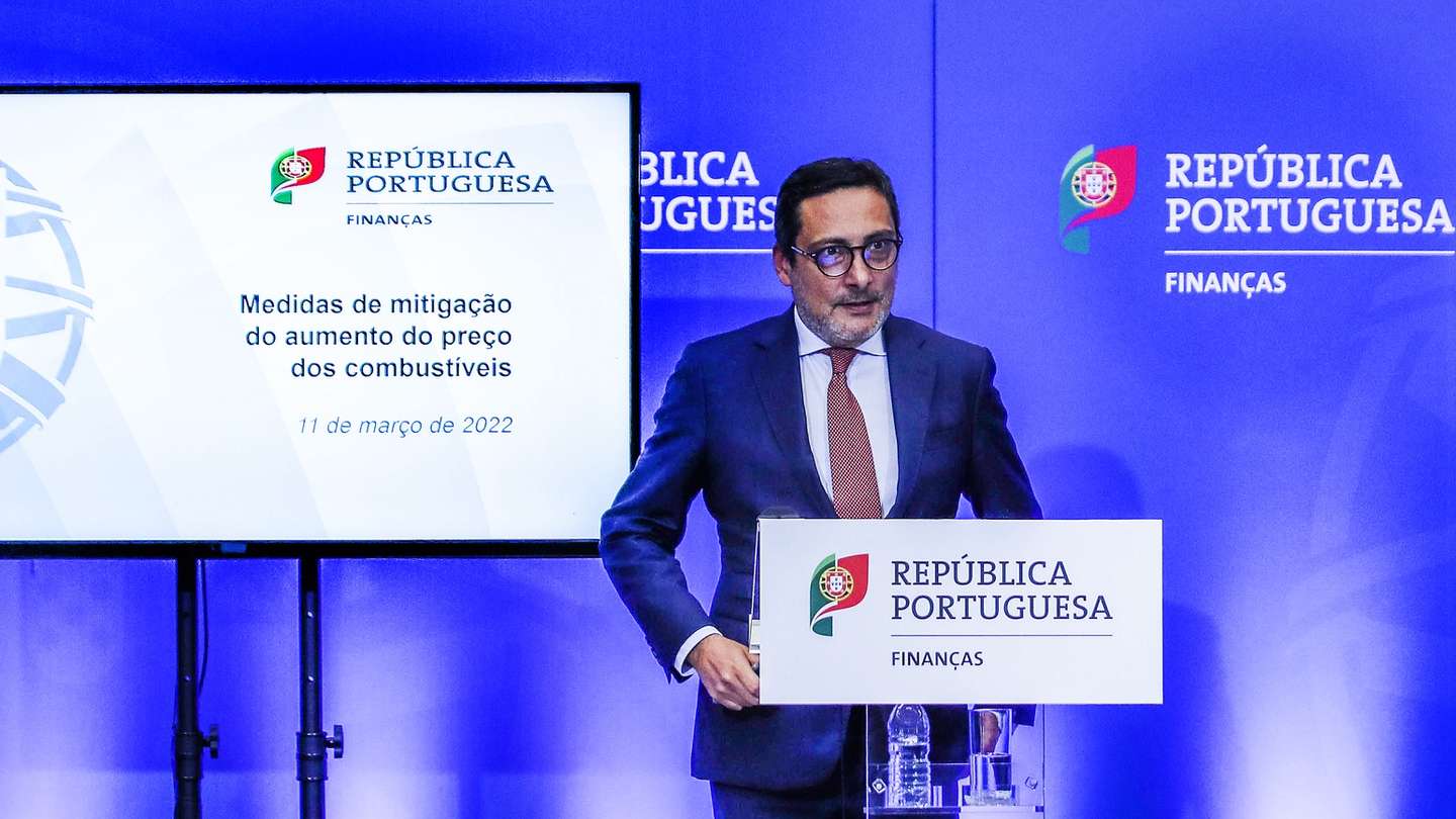 O secretário de Estado Adjunto e dos Assuntos Fiscais, António Mendonça Mendes, fala aos jornalistas durante a  conferência de imprensa sobre aplicação das medidas de mitigação do aumento dos preços dos combustíveis, em Lisboa, 11 de março de 2022. ANTÓNIO COTRIM/LUSA