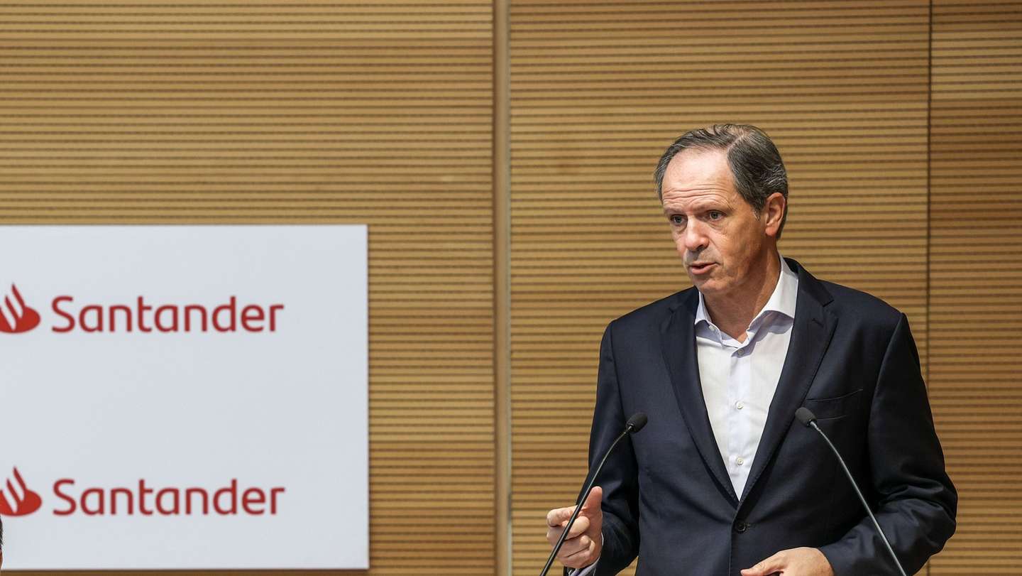 O presidente da comissão executiva do Santander Portugal, Pedro Castro e Almeida (D)  intervém na apresentação dos resultados anuais 2022 do Santander Portugal, esta manhã na sede do banco em Lisboa, 02 de fevereiro de 2023. MIGUEL A. LOPES/ LUSA