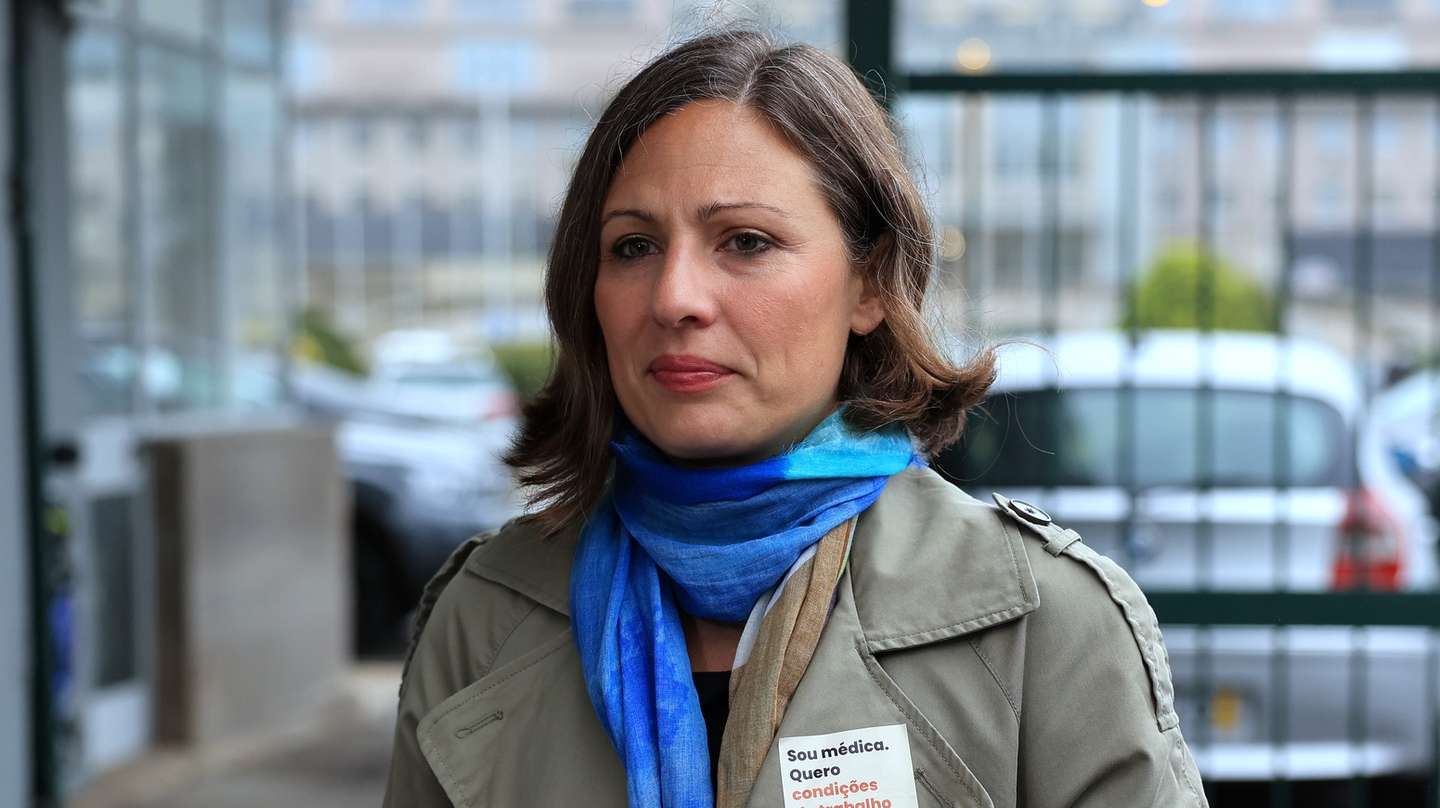 A presidente da Federação Nacional dos Médicos (FNAM), Joana Bordalo e Sá, faz um balanço da greve dos médicos junto ao Hospital São João, no Porto, 25 de setembro de 2024. ESTELA SILVA/LUSA