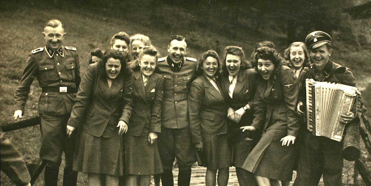 Oficiais da SS e pessoal administrativo do complexo de campos de Auschwitz num momento de lazer, Julho de 1944