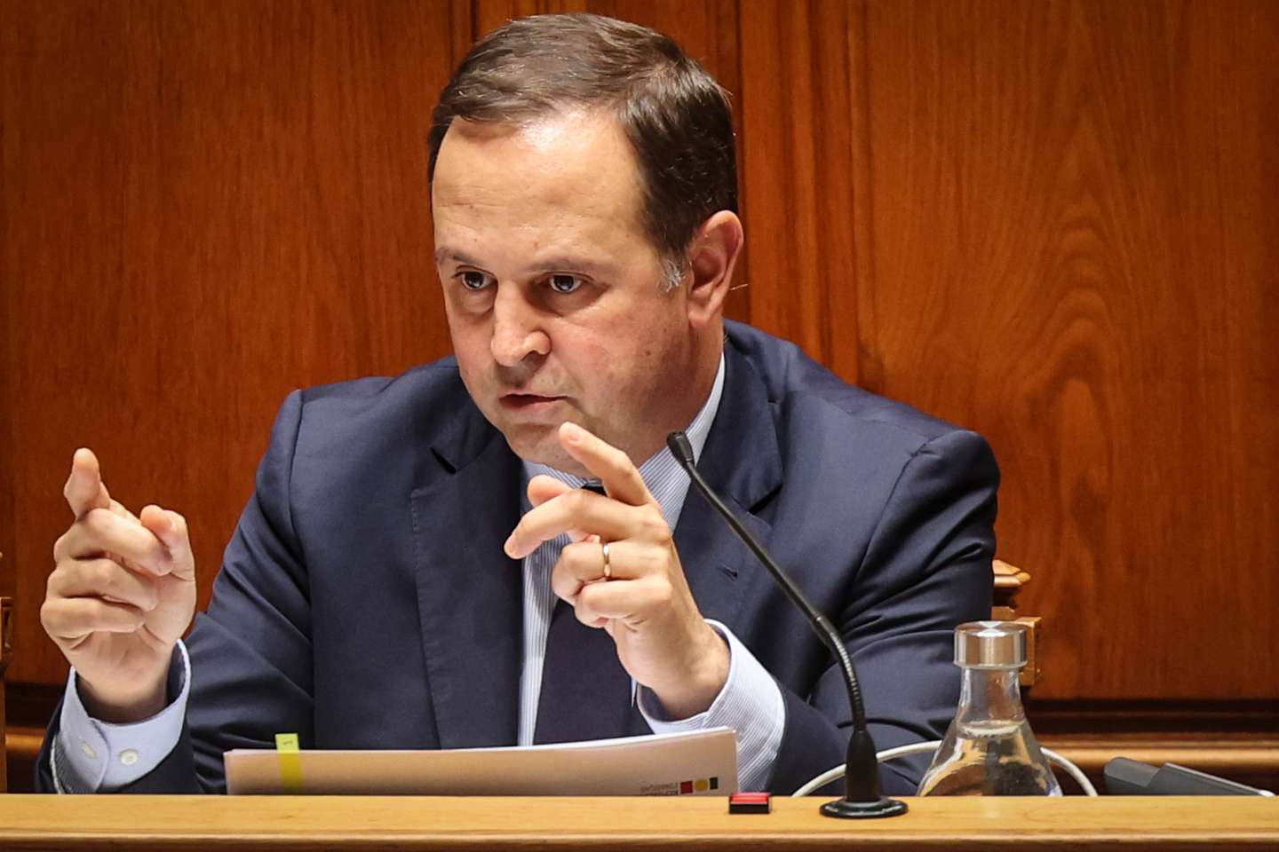 O ministro das Finanças, Fernando Medina, durante a audição na Comissão de Orçamento e Finanças no âmbito do Orçamento de Estado de 2024, na Assembleia da República, em Lisboa, 26 de outubro de 2023. JOÃO RELVAS/LUSA
