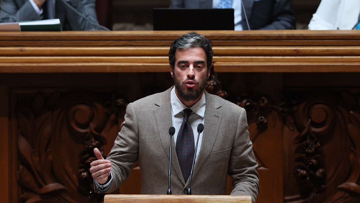 O deputado da Iniciativa Liberal (IL), Mário Amorim Lopes, intervém durante o plenário sobre habitação, na Assembleia da República, em Lisboa, 08 de maio de 2024. MANUEL DE ALMEIDA/LUSA
