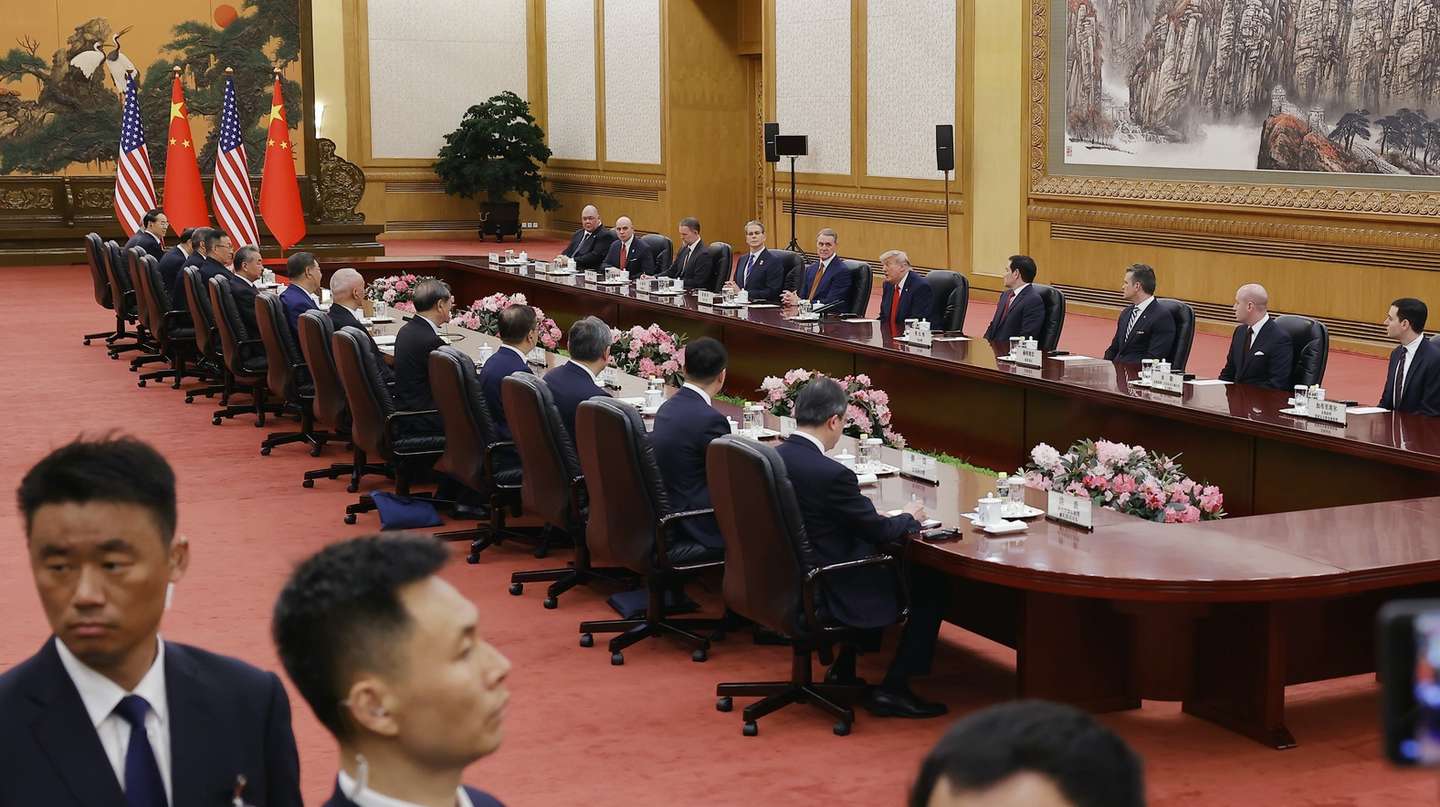 epa12955757 Security personnel stand in front of media members during a bilateral meeting between Chinese President Xi Jinping and US President Donald Trump (C-back) at the Great Hall of the People in Beijing, China, 14 May 2026. US President Trump is in Beijing for a high-stakes state visit running through 15 May, marking his first return to the mainland since 2017.  EPA/MAXIM SHEMETOV / POOL