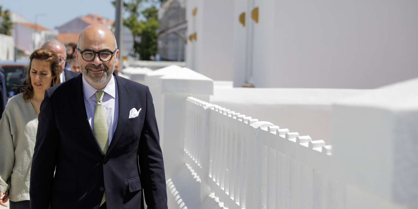 O ministro das Infraestruturas e Habitação, Miguel Pinto Luz (D), acompanhado pelo presidente da Câmara Municipal do Entroncamento, Jorge Faria (E), pela secretária de Estado das Infraestruturas e Habitação, Patrícia Gonçalves Costa (C), preside à cerimónia de entrega de novas habitações atribuídas por sorteio em arrendamento acessível, financiadas pelo Plano de Recuperação e Resiliência (PRR), no Entroncamento, 01 de agosto de 2024. PAULO CUNHA/LUSA