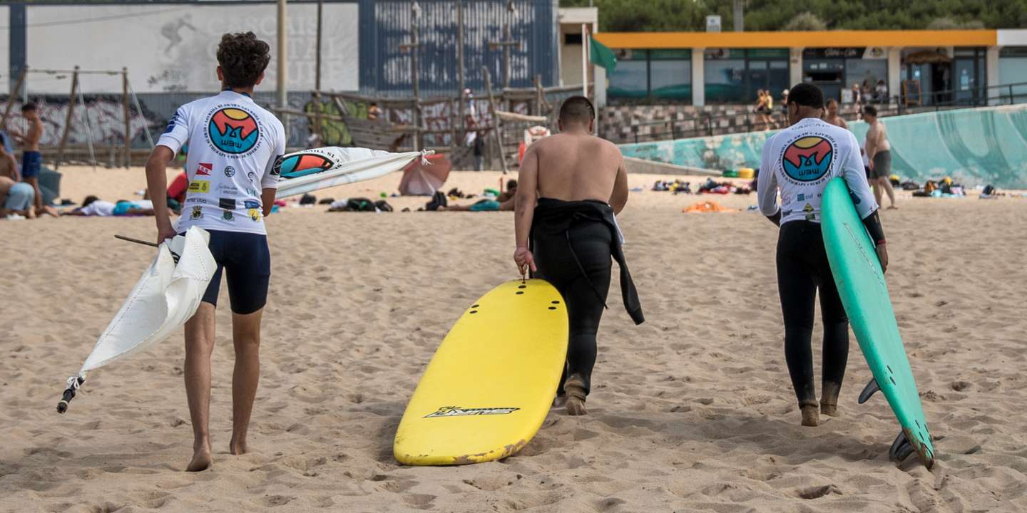 Saúde Mental: o Wave by Wave é um projeto que utiliza o poder terapêutico do surf e do mar para promover a saúde mental e o bem-estar de crianças. 21 de Julho de 2023 Carcavelos, Cascais TOMÁS SILVA/OBSERVADOR