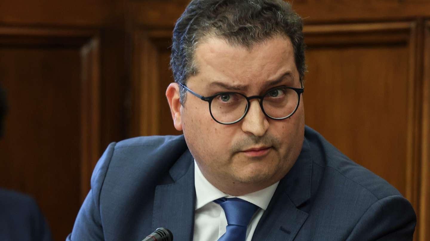 O ministro das Finanças, Joaquim Miranda Sarmento, durante a Comissão de Orçamento, Finanças e Administração Pública, na Assembleia da República, em Lisboa,16 maio 2024.    MANUEL DE ALMEIDA/LUSA