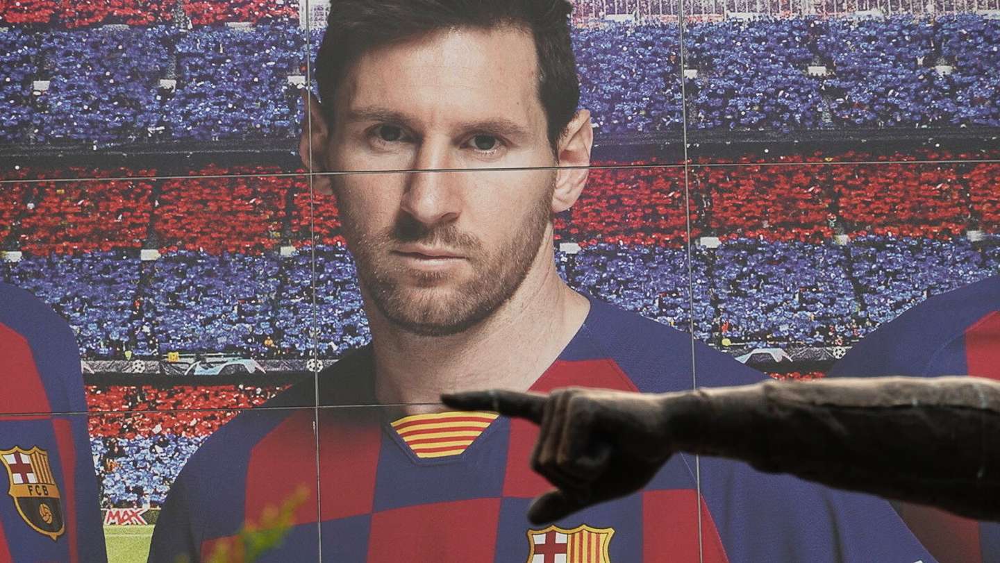 epa08631128 View of a huge banner depicting FC Barcelona's Argentine forward Lionel Messi in Barcelona, Spain, 28 August 2020. Argentinian forward Lionel Messi, who announced his decision to leave FC Barcelona by sending a certified letter to the club, held talks with Manchester City manager Pep Guardiola, media reports claimed on 27 April 2020.  EPA/ALEJANDRO GARCIA