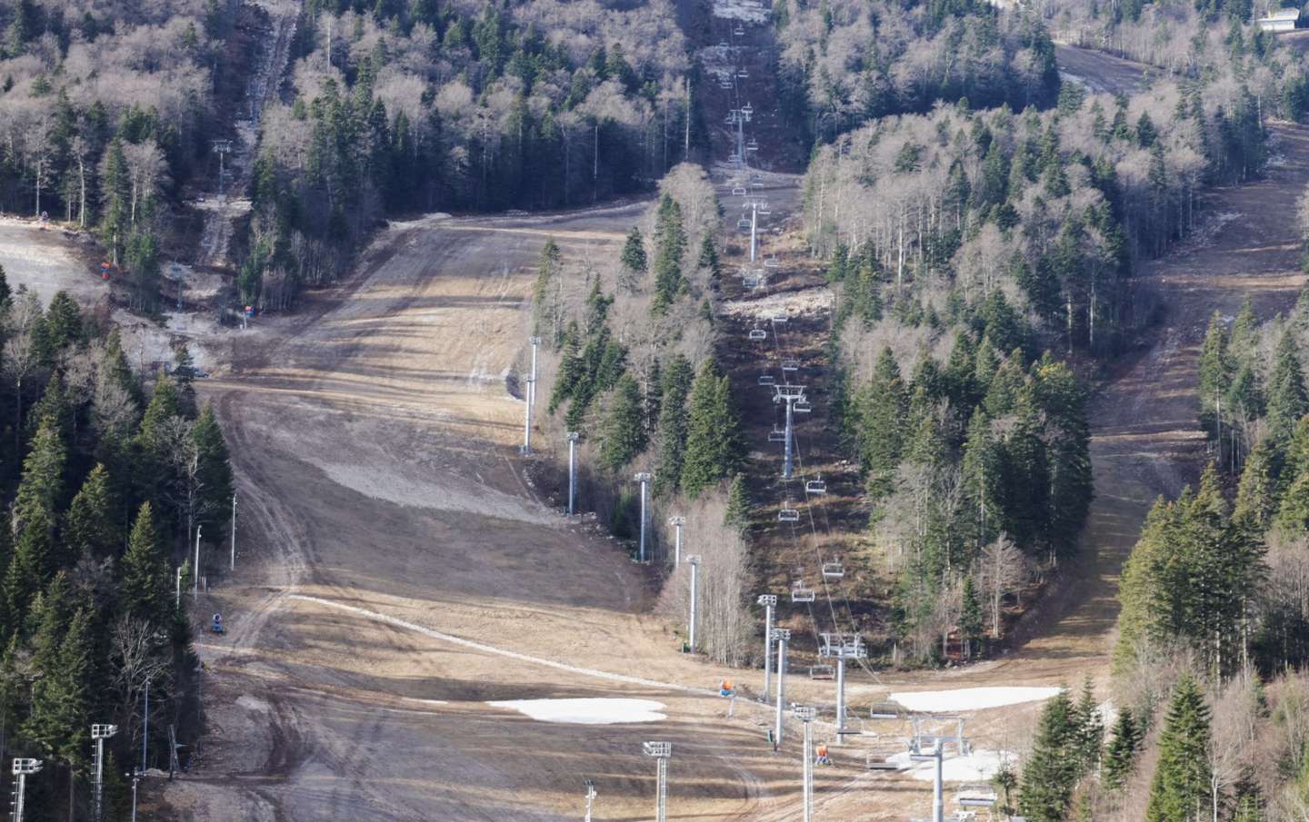 Melting snow is seen on a ski slope, at a ski center in Bjelasnica, near Sarajevo, Bosnia and Herzegovina January 5, 2023 REUTERS/Dado Ruvic