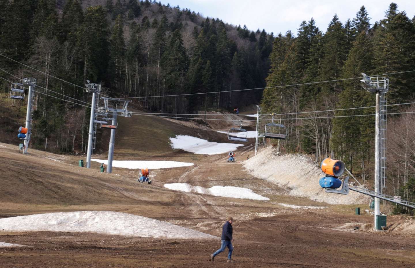 Melting snow and snow machines are seen on a ski slope, at a ski center in Bjelasnica, near Sarajevo, Bosnia and Herzegovina January 5, 2023 REUTERS/Dado Ruvic