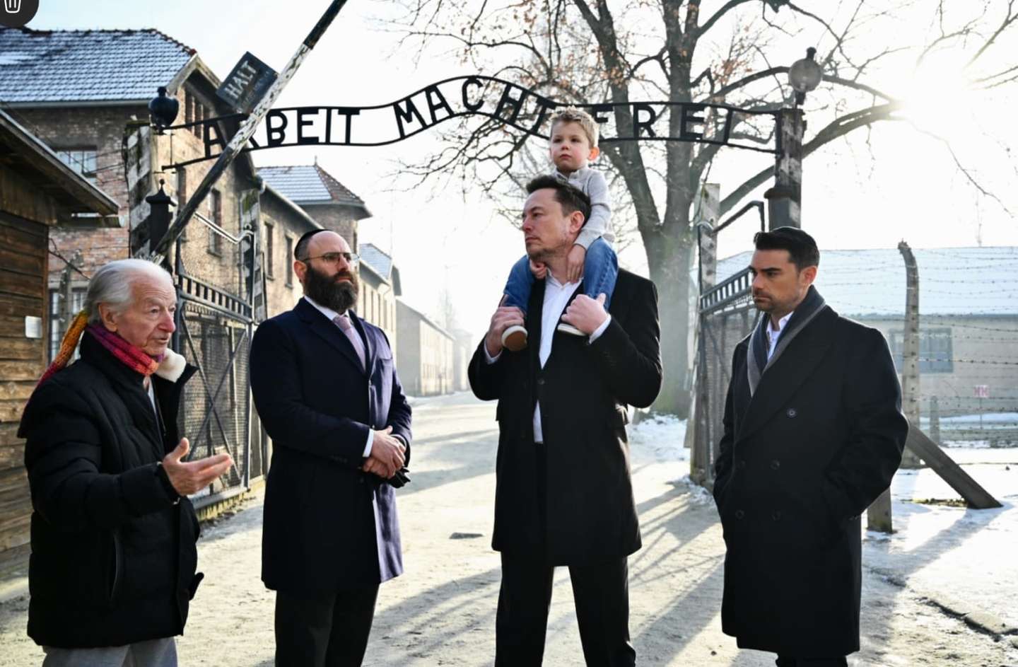 Elon Musk numa visita privada a Auschwitz-Birkenau, acompanhado pelo filho