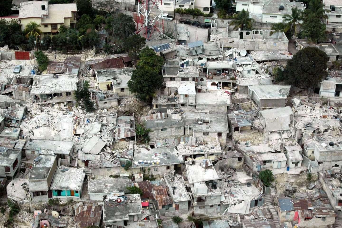 epa01988870 A handout photo released by Red Cross International on 14 January 2010 shows an aerial view of dozens of collapsed houses in Port-au-Prince, the capital of Haiti, after a massive 7.0 magnitude earthquake struck the country on 12 January 2010. The epicentre of the worst earthquake in the history of Haiti was just 15 kilometres away from the capital city, where hundreds of buildings have collapsed.  EPA/RED CROSS INTERNATIONAL /HANDOUT  EDITORIAL USE ONLY