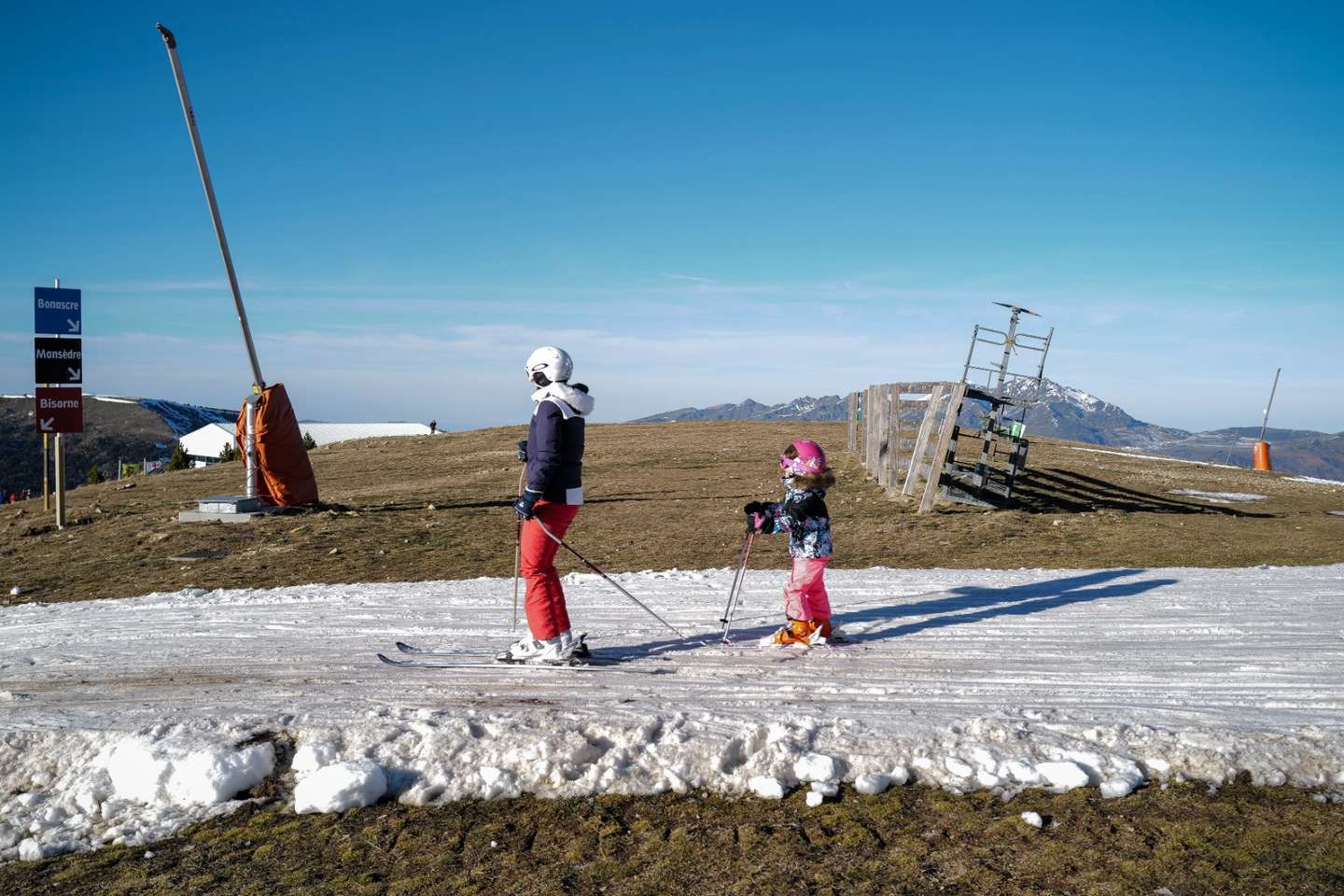 France, Ax 3 Domaines-2022-12-27. Ski slopes in the Ax ski area 3 areas with very little snow caused by the mild weather and abnormally high temperatures for the season. France, Ax 3 Domaines-2022-12-27. Pistes de ski sur le domaine skiable d Ax 3 domaines avec tres peu de neige cause par le redoux et les temperatures anormalement elevees pour la saison.