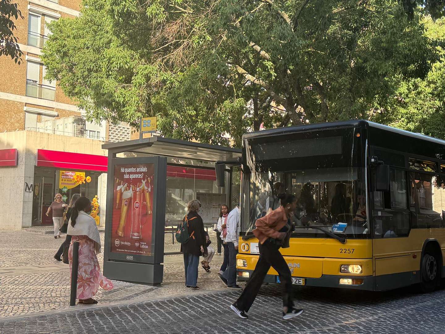 Greve Geral. Na estação de comboios de Benfica, eram poucas as pessos junto à linha dos comboios esta manhã, muitas pessoas trocaram o comboio pelos autocarros, havendo paragens com filas de passageiros à espera
