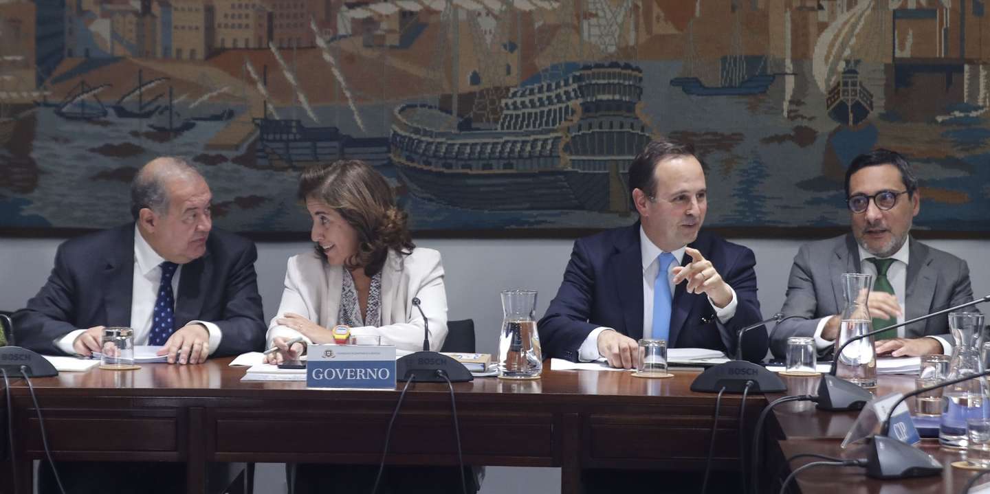 (E-D), Ministra da Agricultura e da Alimentação, Maria do Céu Antunes, ministro da Economia e do Mar, António Costa Silva, ministra do Trabalho, Solidariedade e Segurança Social, Ana Mendes Godinho, ministro das Finanças, Fernando Medina e secretário de Estado Adjunto e dos Assuntos Fiscais, António Mendonça Mendes, durante a reunião da Comissão Permanente da Concertação Social, realizada no Conselho Económico e Social (CES), em Lisboa, 6 de outubro de 2022. MIGUEL A. LOPES/LUSA
