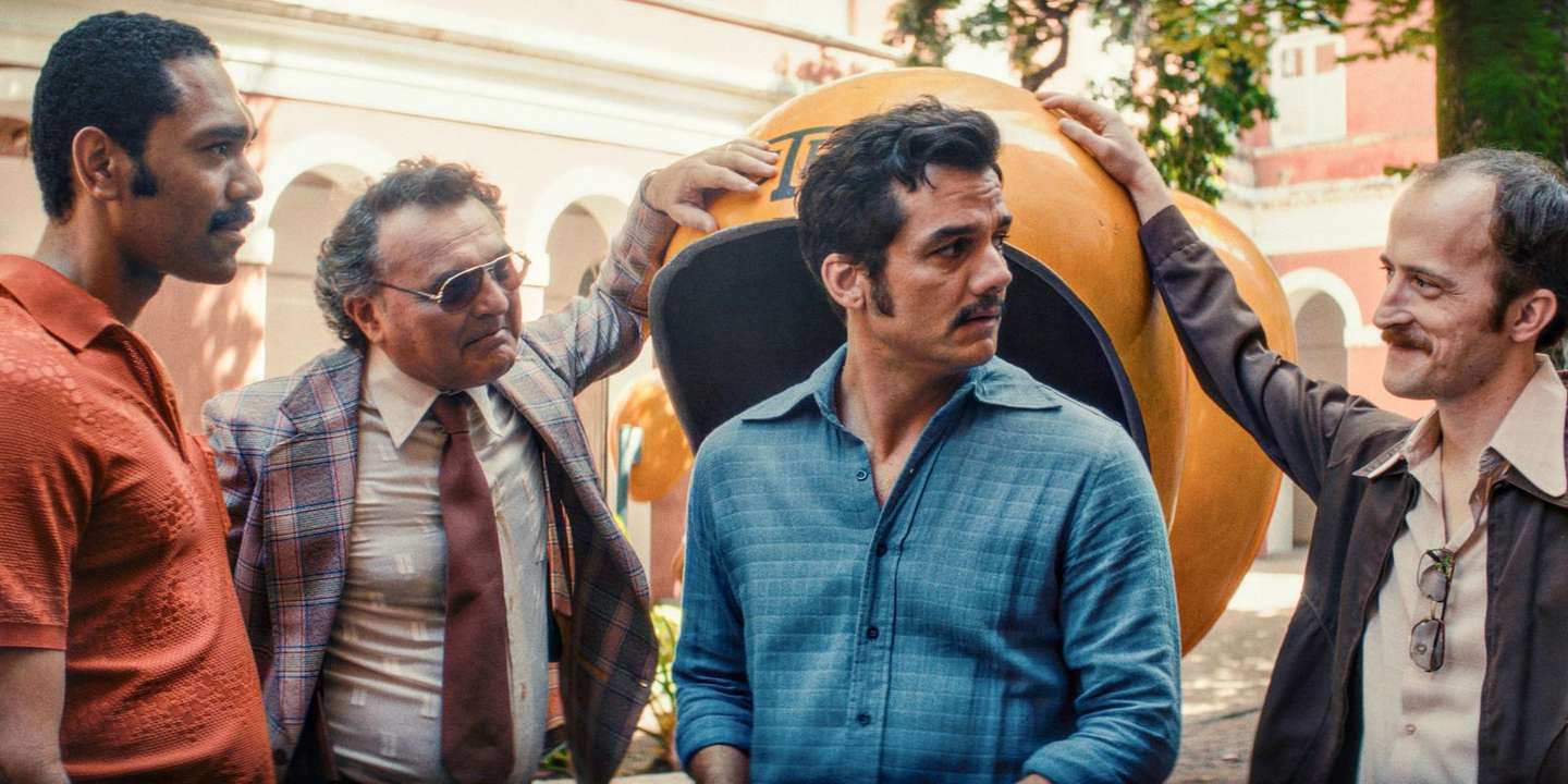 "O Agente Secreto", protagonizado por Wagner Moura, aprofunda todas as preocupações temáticas de Kleber Mendonça Filho, usando uma narrativa complexa e uma reconstrução detalhada da época para explorar a história, a resistência e as feridas abertas da sociedade brasileira