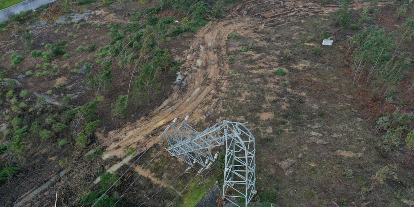 Redes elétricas de alta tensão destruídas pela tempestade Kristin. DR