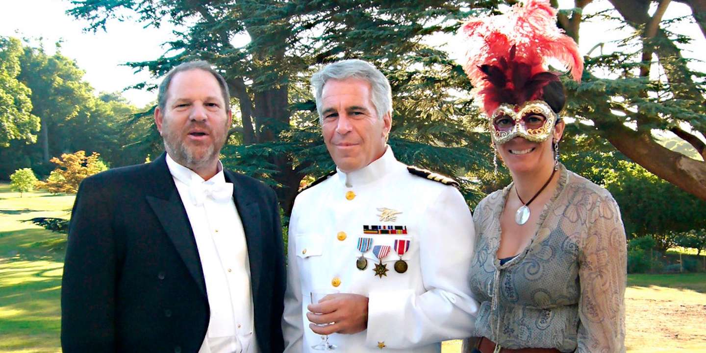 Harvey Weinstein, Jeffrey Epstein e Ghislaine Maxwell na festa de aniversário de 18 anos da princesa Beatrice, em 2006