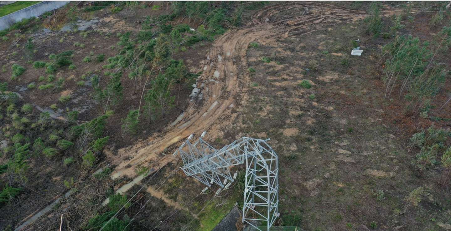 Redes elétricas de alta tensão destruídas pela tempestade Kristin. DR