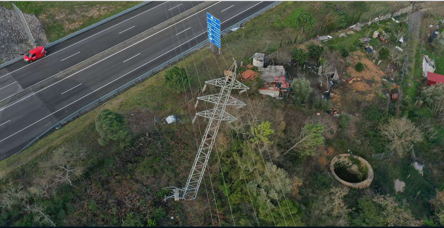 Redes elétricas de alta tensão destruídas pela tempestade Kristin. DR